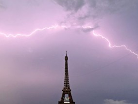 由于雷雨天气，奥运会开幕式推迟，迫使巴黎高层重新考虑